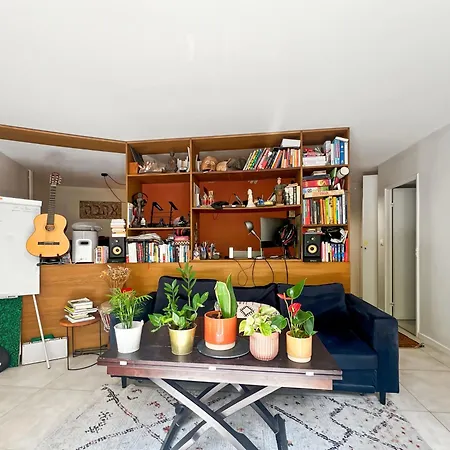 Sunny Flat Steps From Metro & Shops In Montmartre Area Apartment