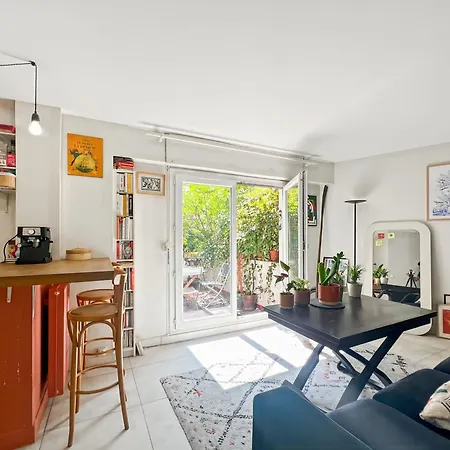 Sunny Flat Steps From Metro & Shops In Montmartre Area Apartment *
