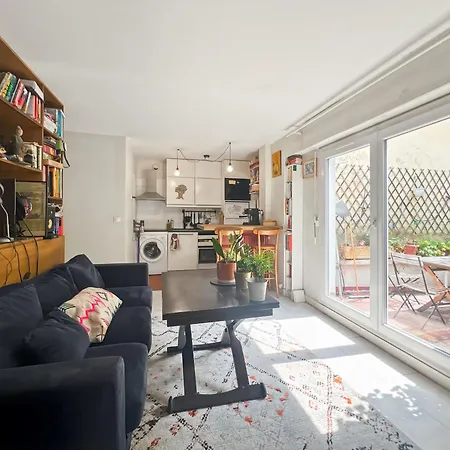 Sunny Flat Steps From Metro & Shops In Montmartre Area Apartment Paris