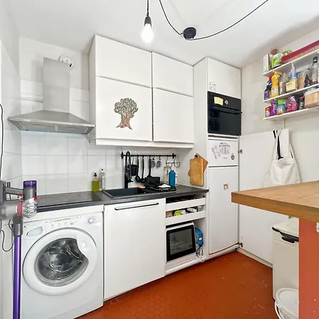 Sunny Flat Steps From Metro & Shops In Montmartre Area Apartment